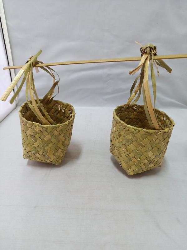 傳統布袋戲尪專賣店~純手工編織籃（籃子高約8cm，連繩長約15cm）因是手工編織，故形狀都會不一樣喔！