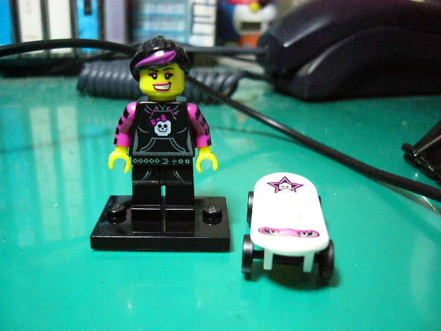 LEGO樂高8827人偶包12號滑板女子