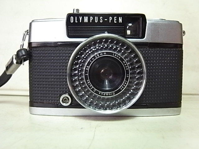 美品全金屬機械式OLYMPUS PEN EE3是使用一般傳統135銀鹽36張底片,可以拍72張照片(所謂半格相機),鏡頭