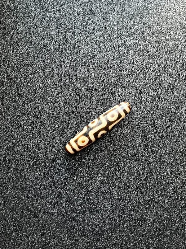 上肯天珠 5A牙黄九眼天珠 55mmX12mm 上肯天珠 5A牙黄九眼天珠 55mmX12mm