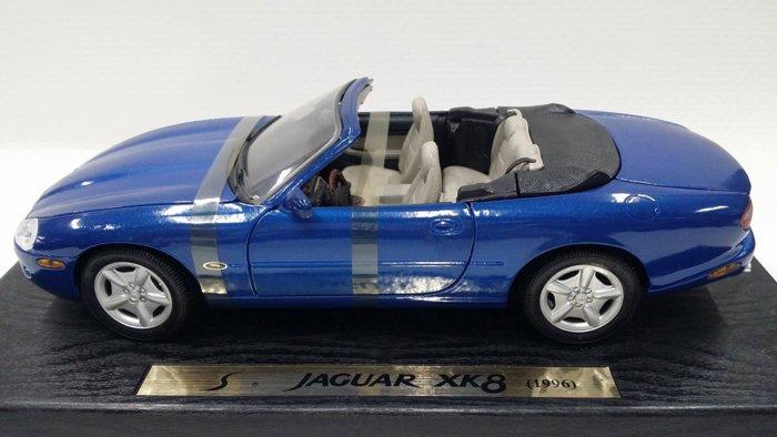 【統一模型玩具店】Maista《Jaguar：XK8/1996/藍色》金屬合金汽車.靜態模型車1:18