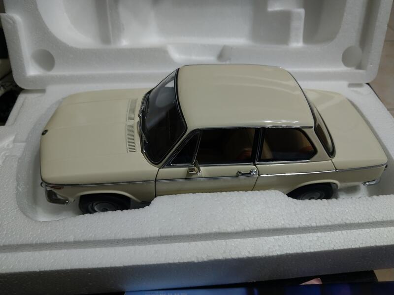 AUTOart 1:18 BMW 1600-2 MILLENNIUM照後鏡非原車，已找一樣車型補上