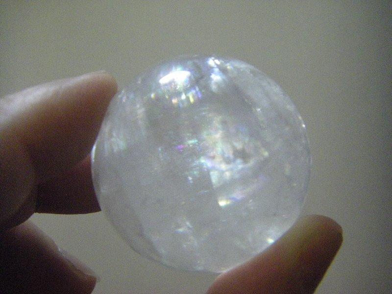 天然泛彩虹光白水晶球 ~~ 水晶之王 清透大片彩虹光白水晶球 可當擺件 ~~ 非常漂亮 表面光滑無礦缺 ~~ 【05】