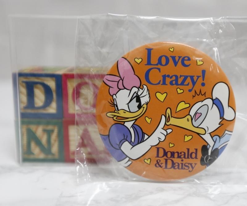 🌸Dona代購🌸現貨 日本迪士尼store限定 唐老鴨與黛西Love Crazy!愛得瘋狂 胸章/別針/徽章 B41