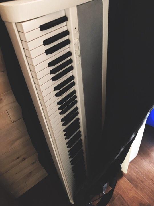 已售出-Korg B1 電鋼琴 極新 白色 88鍵 附背袋 踏板