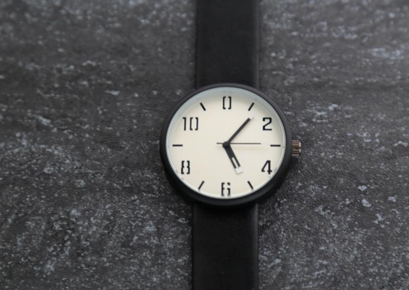 類似CK簡約風格造型~日本機芯~特殊黑色清晰刻度＋銀白面版＋黑色表帶石英錶