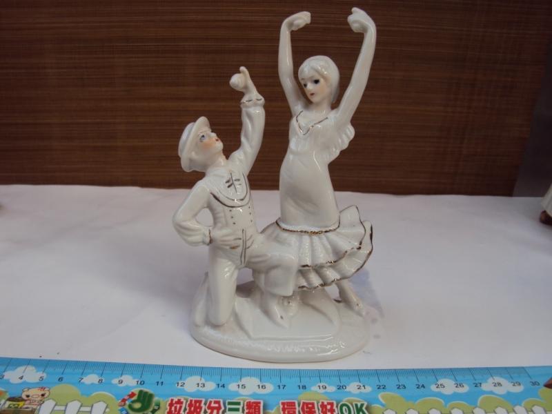 便宜的店---陶瓷娃娃藝品--法式男女拉丁舞姿,台灣製 白瓷,因清洗關係,臉部顏色有些退,櫥櫃裝飾 狀況良好-二手