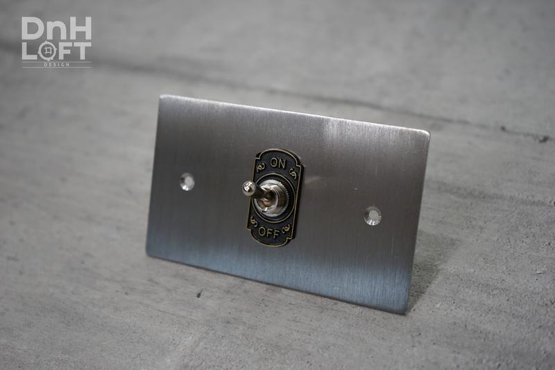【DnH】電火 飾牌1開  美式開關 USB插座 不鏽鋼髮絲紋面板 工業風 復古風 設計款 咖啡廳 LOFT
