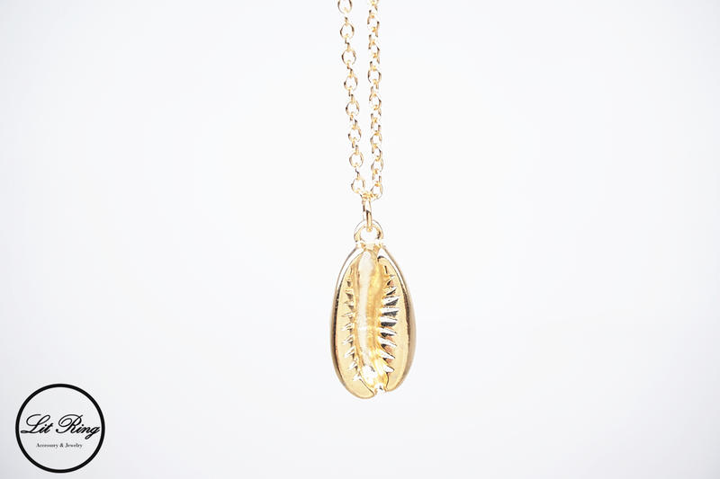 【Lit Ring】金色水滴貝殼項鍊│金色 海洋風 立體貝殼 海螺 水滴 雙面 兩面戴 墜子 鎖骨鍊 短項鍊 項鍊 飾品