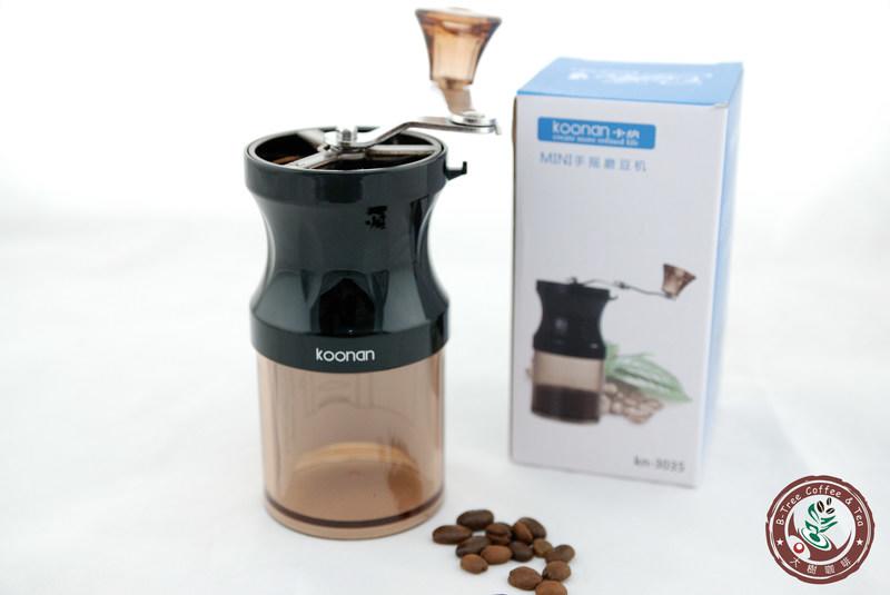 【大樹咖啡】Koonan KN-3035 迷你咖啡豆研磨機 戶外隨身攜帶 手搖磨豆機 陶瓷刀盤 可水洗 輕巧