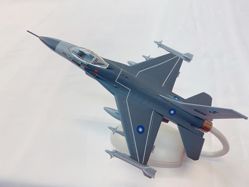 (飛恩航模) 國軍版 1:72 F-16戰鷹 靜態模型  (適用送禮 擺飾 紀念 收藏)