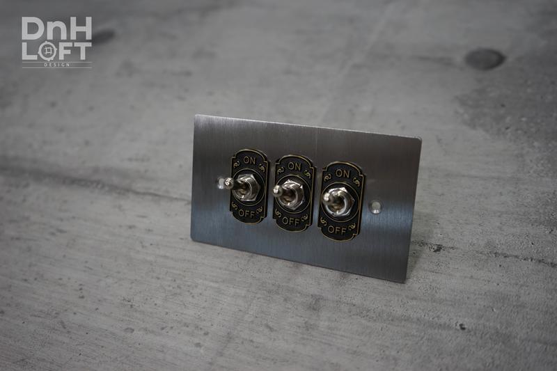 【DnH】電火 飾牌3開  美式開關 USB插座 不鏽鋼髮絲紋面板 工業風 復古風 設計款 咖啡廳 LOFT