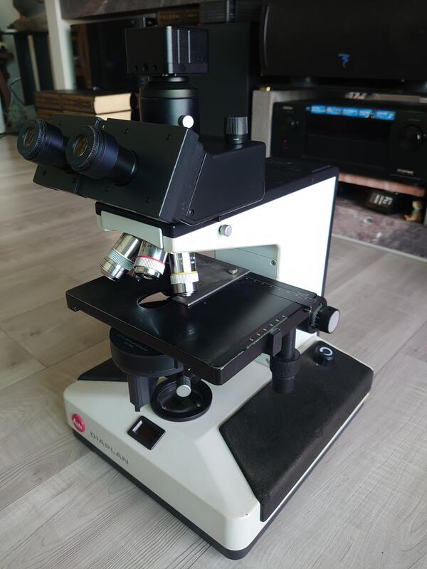 德國品牌 Leitz 萊茲 DIAPLAN 旗艦級三眼生物顯微鏡，物鏡五顆，5M CMOS數位攝影機，光源已改白光LED
