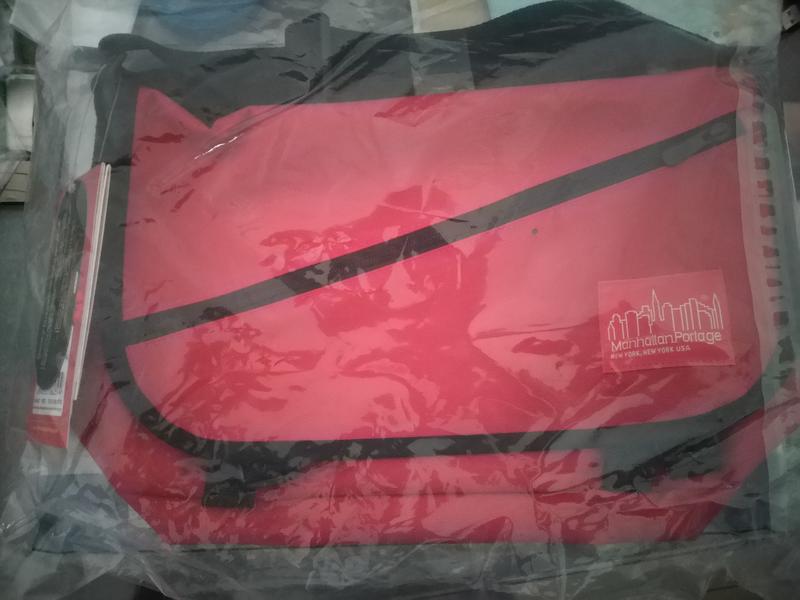 全新 曼哈頓經典郵差包 紅色 側背包手提包(送hello kitty 撲克牌或積木模型)
