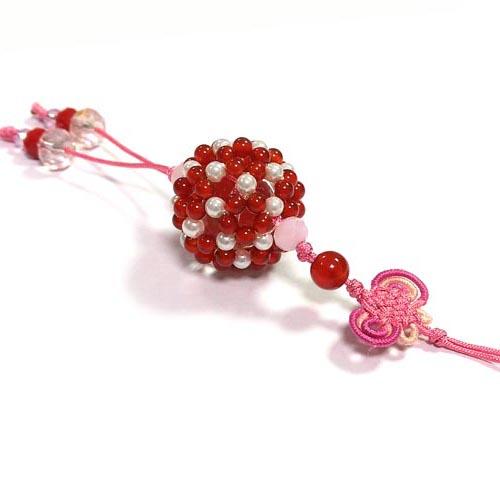 紅瑪瑙珠與貝珍珠雙色繡球吊飾  