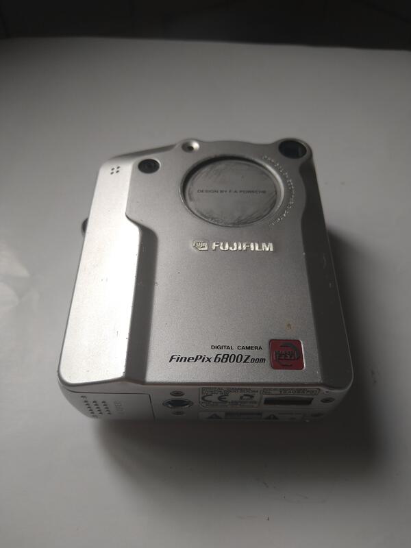 FUJIFILM FinePix 6800 ZOOM早期的CCD數位相機，日本製造，以零件機出售