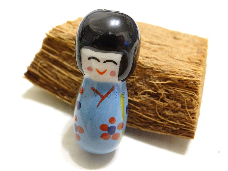 【V109】出清DIY材料 陶瓷珠 藍和服日本娃 單入25元