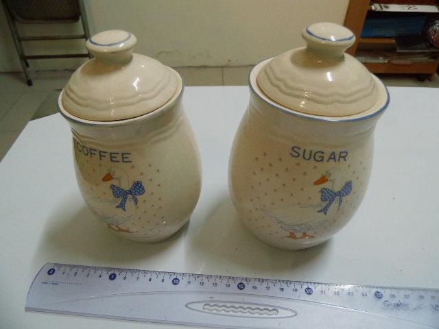 精美的陶瓷調味料存放罐，上面有打上coffee和sugar二個字樣的鴨子圖罐