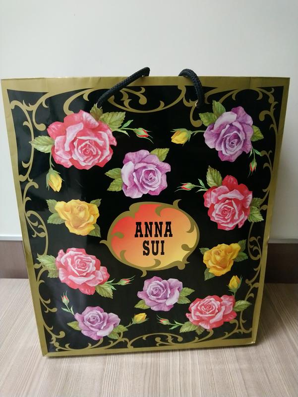 【Oct19m】《Anna Sui手提紙袋》美國時裝與飾品 化妝品設計師 安娜 蘇│尺寸: 29.5*34.5*12公分