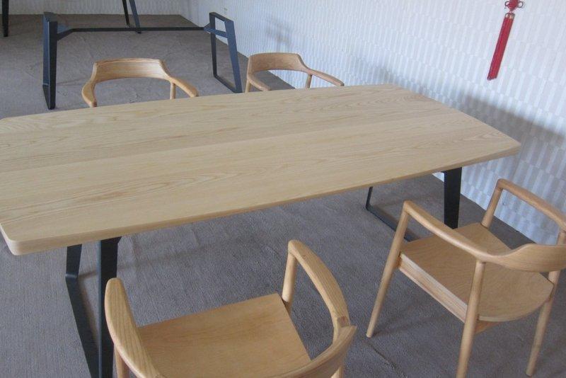 栓木實木餐桌