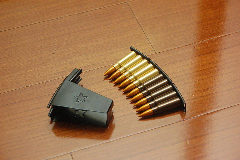 HMM 榔頭模型 7.62*39 (AK47) 裝飾彈 裝飾假彈 10發夾條 黃銅本色 / 鐵質法瑯橄欖綠色 $900