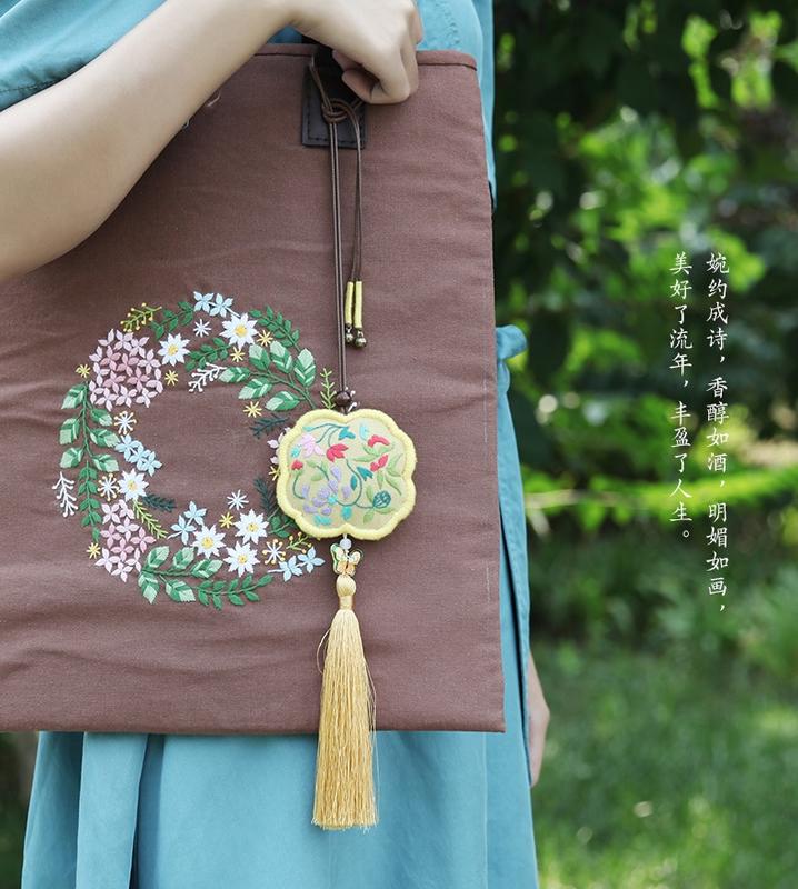 來當小繡娘吧 / 指間刺繡 DIY：中國風祈福平安香囊掛件十字繡刺繡 DIY 套件材料包。