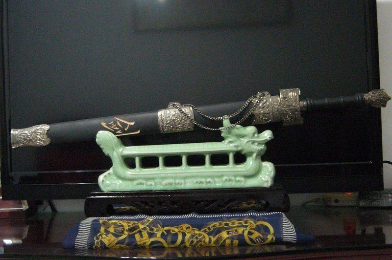 售完，缺貨。劍 冷兵器 收藏家 財神寶劍 鎮宅寶劍 鎮煞 辟邪劍 君子劍 龍泉劍 刀劍架 直立式劍架 影視道具 霹靂刀劍