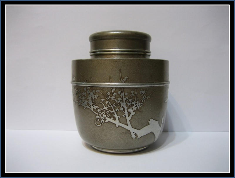 勇哥小鋪》】日本茶道具－間村自造款【純錫四君子紋飾式茶葉罐（茶罐 