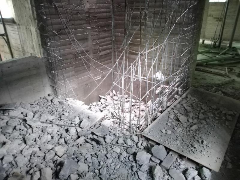 樓梯電梯修改，拆除打石，中部