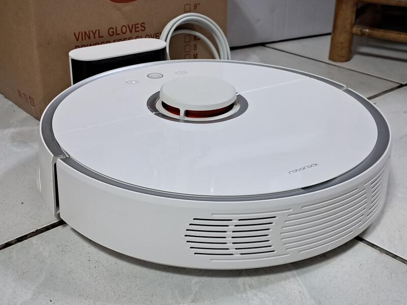 Roborock 石頭掃地機器人cdz02rr，功能正常，品相極新如圖所示，用不到虧售4500元。 | 露天市集 | 全台最大的網路購物市集