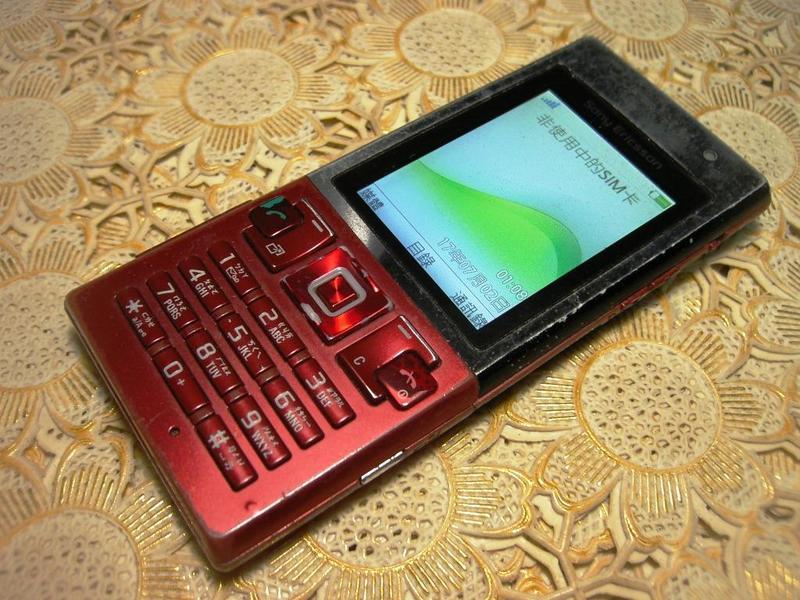 Sony Ericsson T700 320萬畫素 直立金屬 超薄 4G可用