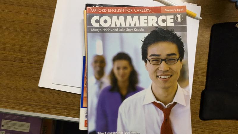 Oxford English for Careers: Commerce 1: Students  約20頁劃記 33V