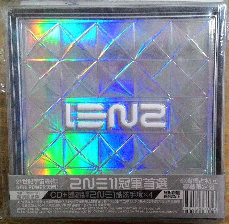 代售出清 ★ 2NE1。2NE1!冠軍首選 台灣獨占初回豪華限定盤CD (無手環)