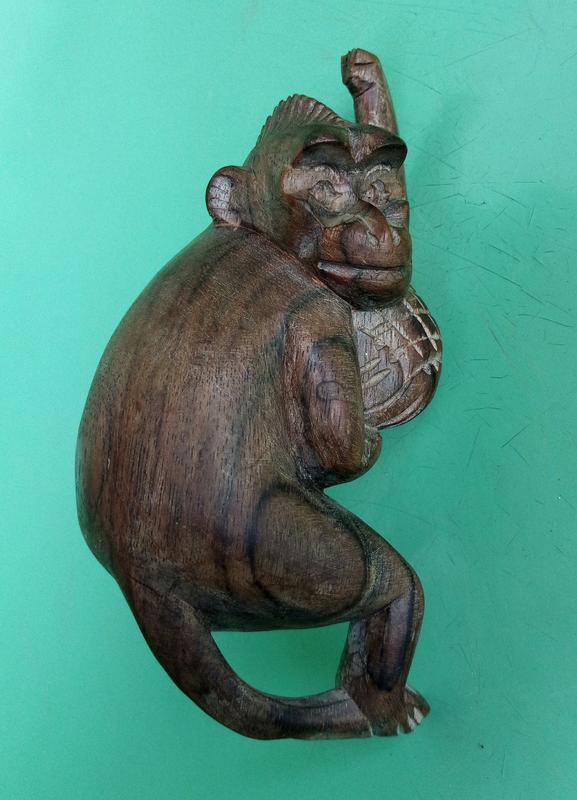 早期樸拙有力的手工木雕非洲狒狒