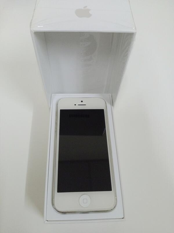 iPhone 5 空機 白色32G 功能正常 全新9H鋼化保護貼 電池已更新 附全新USB線 +原廠充電頭+無線藍芽耳機