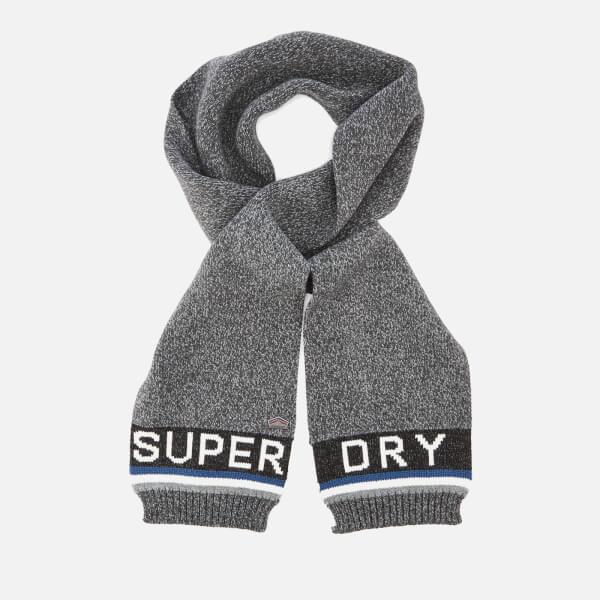 【Superdry】極度乾燥五折現貨，男款帥氣灰色LOGO圍巾，不輸Timberland、Stussy、保證正品