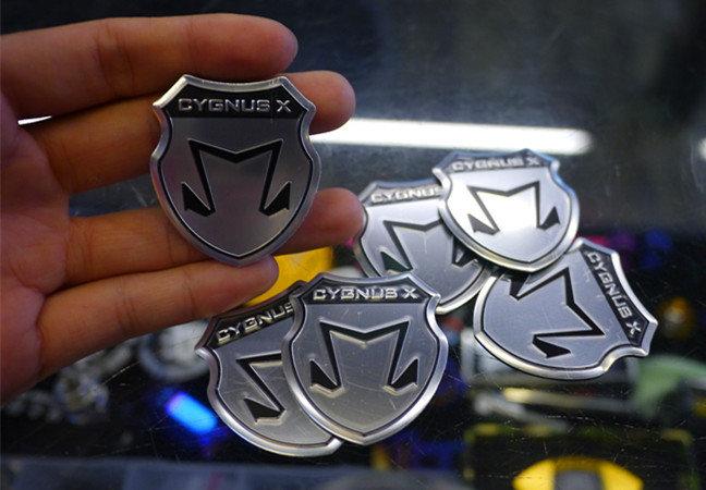 三代勁戰 新新勁戰 X-CYGNUS 家族 榮耀徽章鋁牌 限量版 售完為止