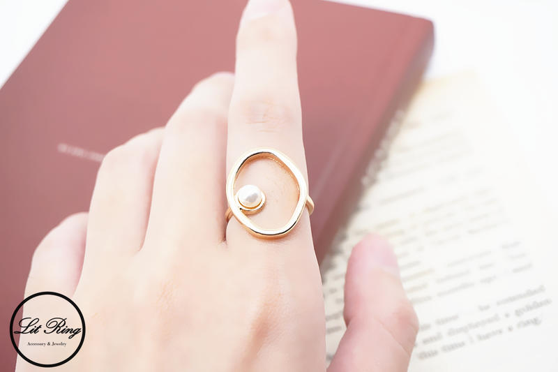 【Lit Ring】繭形邊框珍珠戒指│金色 簡約 幾何 鏤空 圓圈 圈圈 不規則 邊框 鑲嵌 小珍珠 戒指 飾品 首飾