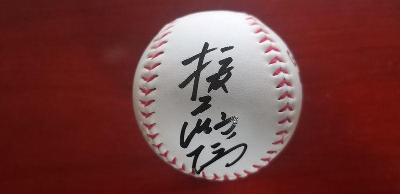 日本職棒  中日龍隊  權藤博  親筆簽名於野球殿堂紀念 LOGO球