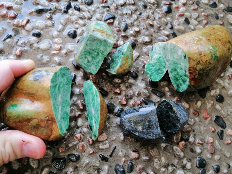 保證天然的緬甸翡翠綠色玉原石全部重約1.1公斤一起便宜賣優惠免運也可以自取代新莊民安路一樓下標後給地址現場不合適可取消優