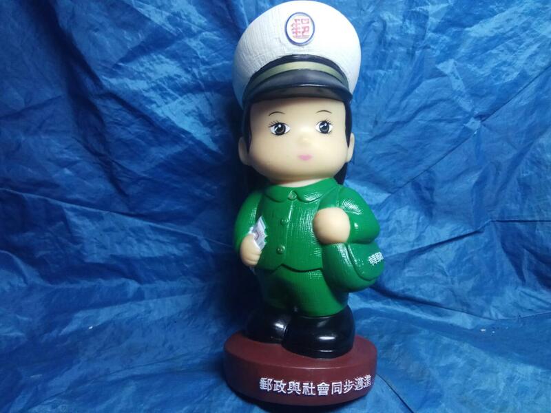 [布列格]企業寶寶 公仔 玩具 娃娃 存錢筒 撲滿 中華郵政 男郵差 BB-146