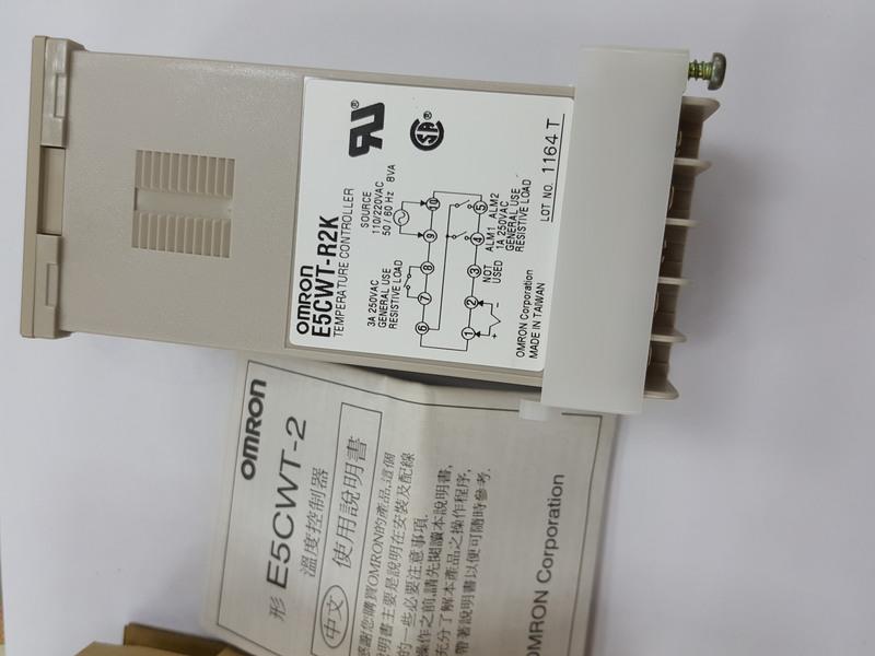 Omron 溫度控制器E5CWT-R2K