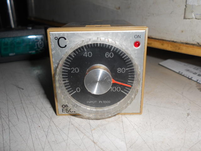 OMRON 溫度調節器 E5C2-R20P 繼電器輸出  PT-100　0-100度  200-220VAC
