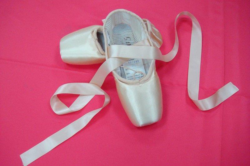 【樂樂鋪】 芭蕾舞鞋 緞面硬鞋  特價一雙$1200元 另有墊子可更選購
