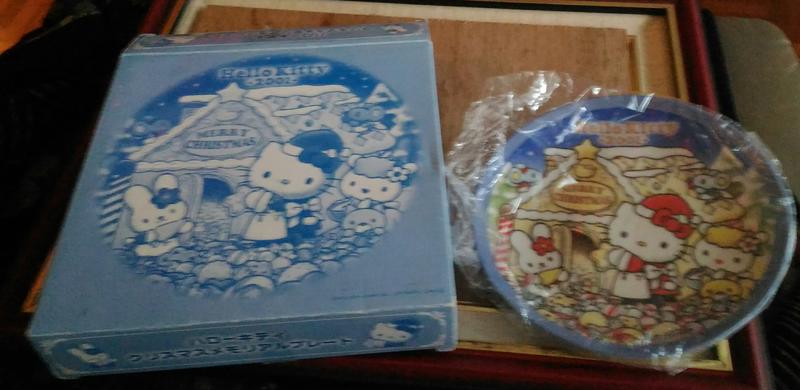 日本 Hello Kitty 2001耶誕瓷盤/2015青山洋服新年瓷盤(無盒) 二個不拆賣【三十之上 是賺旅費的】