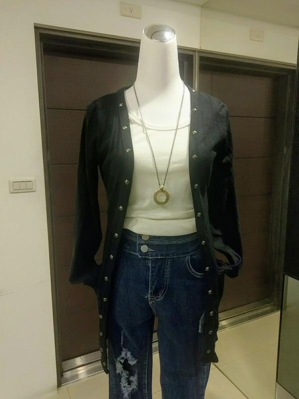 琳達購物中心-實品拍攝-秋裝針織百搭鉚釘開衫薄款黑色長外套-230元