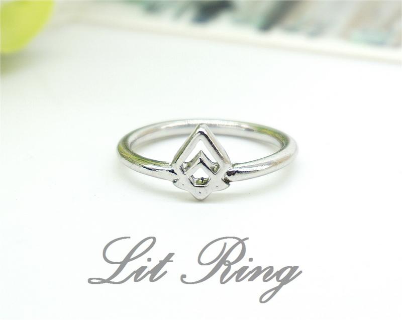 銀色幾何鏤空戒指。簡約 時尚 多邊形 鏤空 菱形 三角形 雕刻花紋 星星 戒指 飾品 【Lit Ring】
