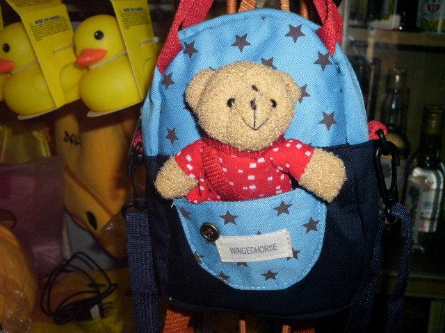 ///愛蜜莉娃娃屋///~可愛的泰迪熊造型別針斜背包/手提包~幼兒可當後背包---約17公分