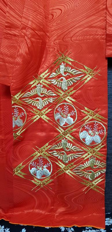 @@@六合堂@@日本早期絲綢~色打掛~皇室桐葉紋和服，參考年代:昭和年。貴族大名後代公主等級禮服~。手工繡製金銀線~絲綢