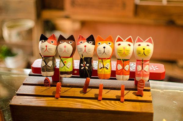 ZAKKA☆精品 峇里風木雕彩繪 繽紛木椅六色釣魚貓擺飾 木貓 木雕貓 家居裝飾 小貓咪可愛雜貨飾品  療癒系商品